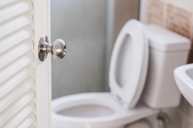 Ovo je jedna od najveæih grešaka koje pravimo tokom odlaska u toalet